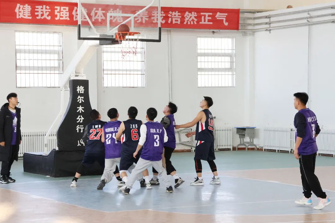公司篮球队与蓝天接济篮球队进行交谊赛